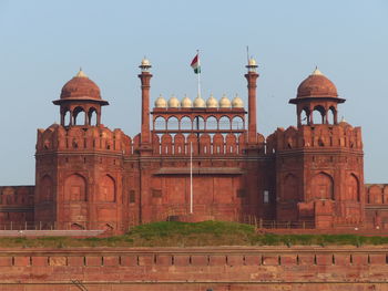 View of historical building red fort against sky