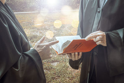 Two lawyers in conversation about a legal text, symbol photo