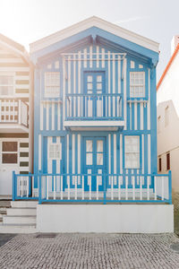 Colorful striped wooden beach houses at the promenade of costa nova, aveiro, portugal. sunny weather