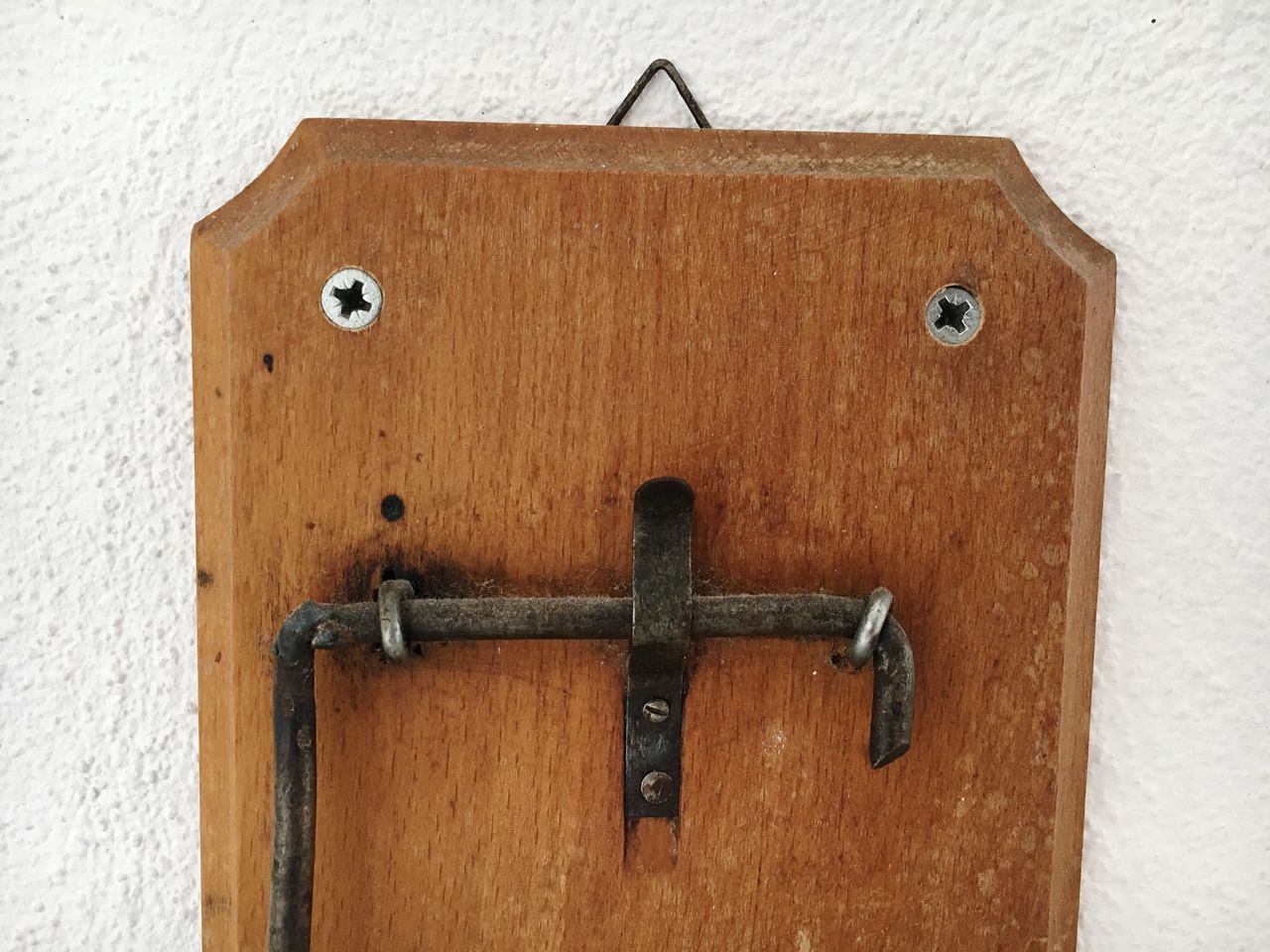 CLOSE-UP OF CLOSED DOOR ON WALL