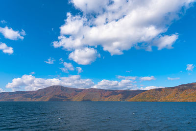 Lake towada utumn foliage scenery. towada-hachimantai national park in tohoku region. aomori, japan.