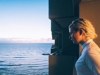 Side view of thoughtful woman looking at sea