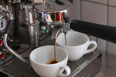 A coffee machine filling two cups