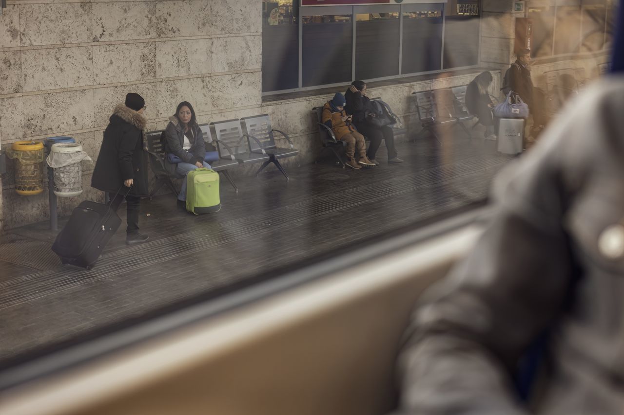 men, group of people, adult, focus on background, selective focus, indoors, architecture, clothing, women, person, lifestyles, business