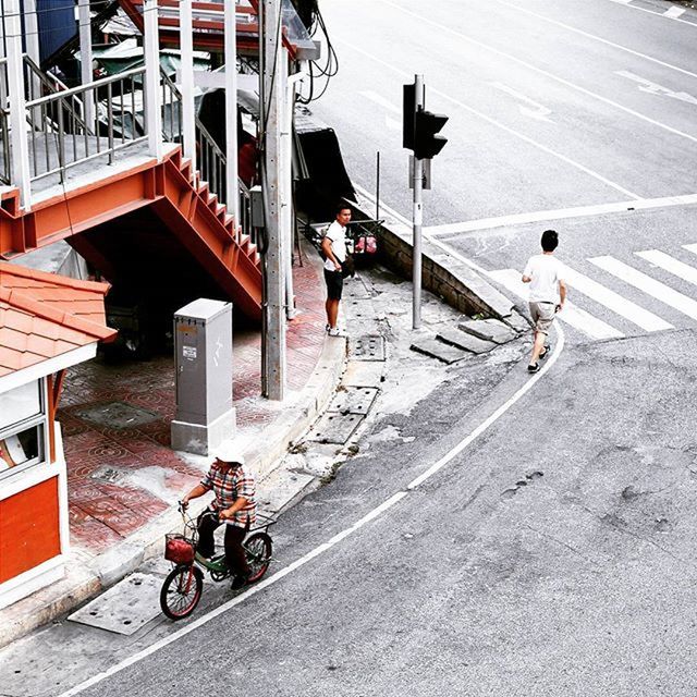 HIGH ANGLE VIEW OF MOTORCYCLE ON ROAD