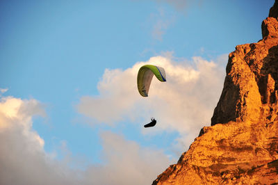 Photo of paragliding in the mountains