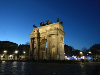 Low angle view of brandenburg gate against clear blue sky at night