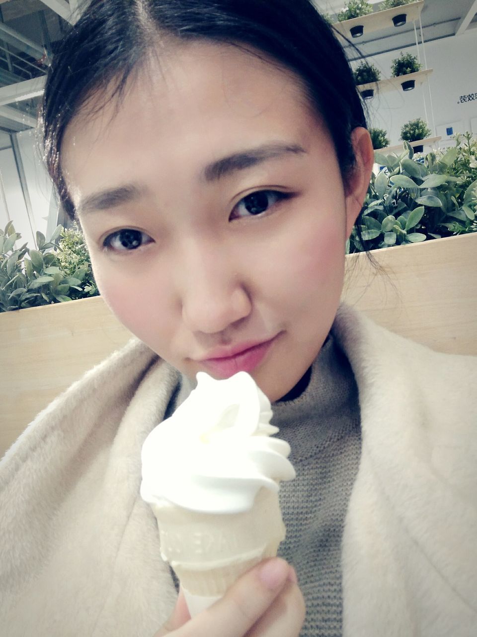 CLOSE-UP PORTRAIT OF SMILING MID ADULT WOMAN EATING ICE CREAM