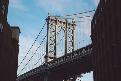 Low angle view of manhattan bridge against sky