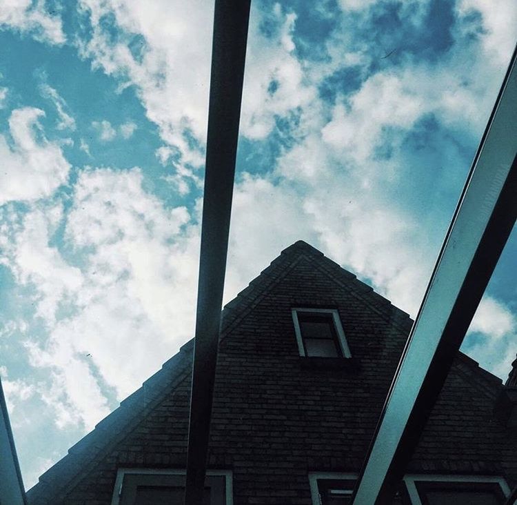 LOW ANGLE VIEW OF HOUSE AGAINST SKY