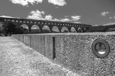 Arch bridge against sky