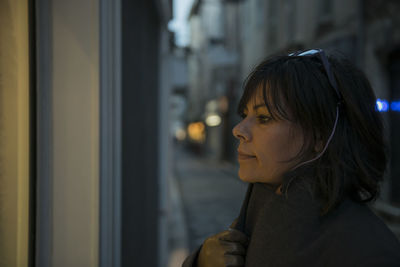 Side view of young woman in city