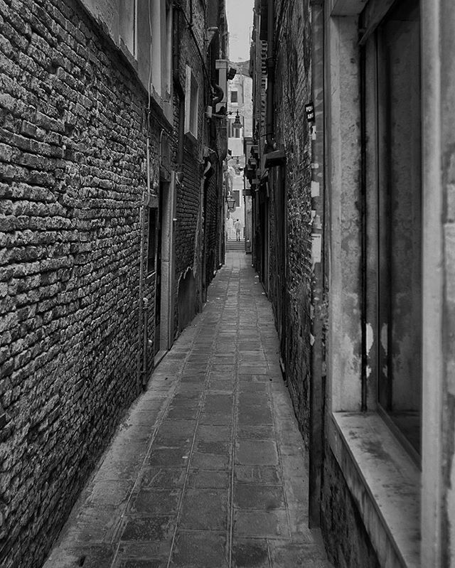 architecture, built structure, building exterior, the way forward, diminishing perspective, narrow, alley, vanishing point, street, building, residential structure, residential building, cobblestone, city, long, in a row, walkway, empty, house, pathway