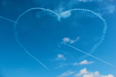 Heart shaped vapor trails in sky