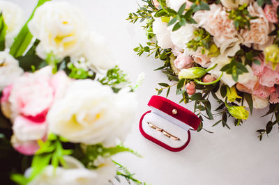 Close-up of rose bouquet on table