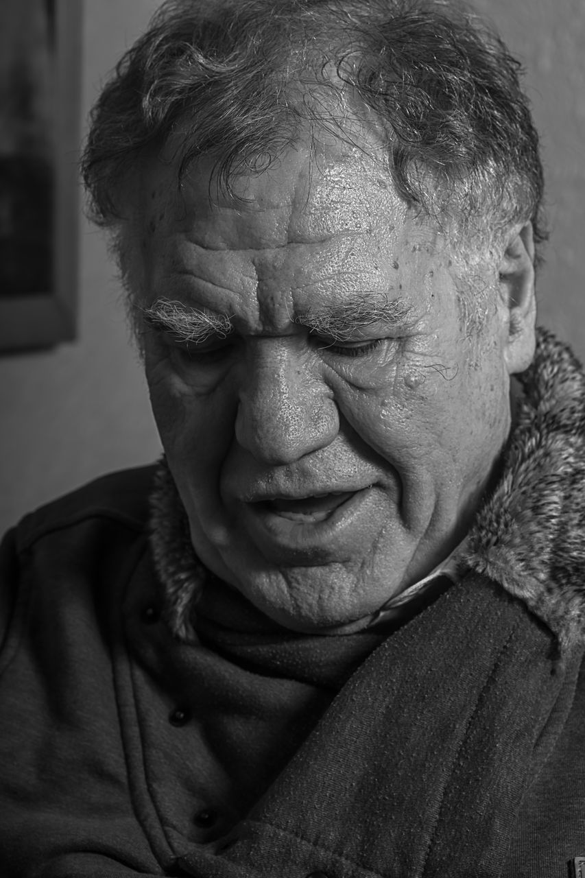 senior adult, real people, one person, wrinkled, senior men, indoors, home interior, human face, close-up, lifestyles, men, portrait, day, adult, people
