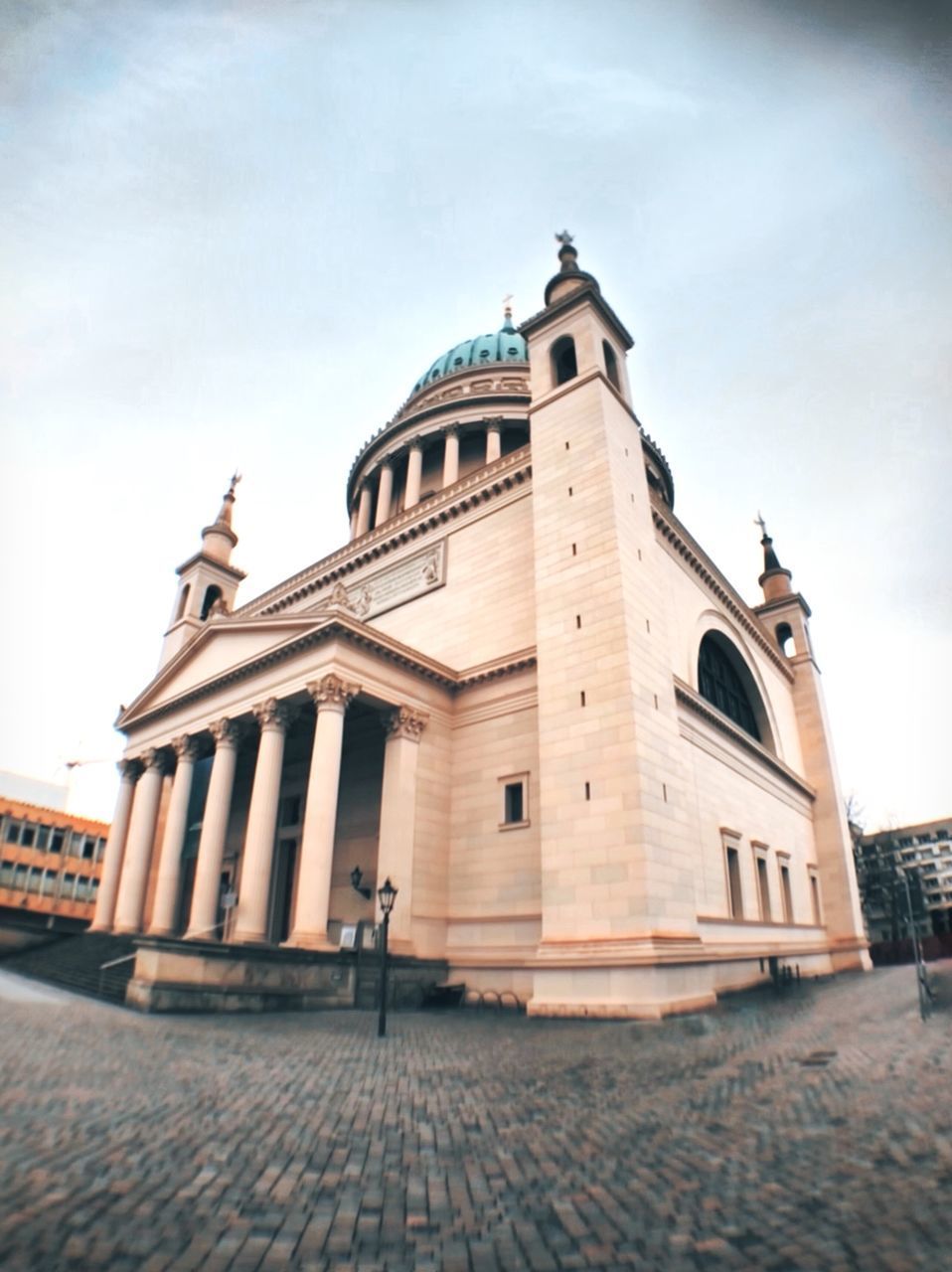 LOW ANGLE VIEW OF HISTORIC BUILDING AGAINST SKY