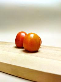 Close-up of tomatoes on cutting board