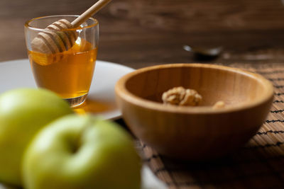 Eat the day with a healthy breakfast of honey muesli and apples