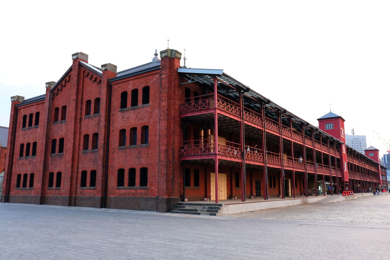 LOW ANGLE VIEW OF BUILDING AGAINST CLEAR SKY