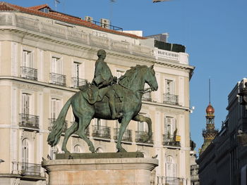 Statue of historic building against sky