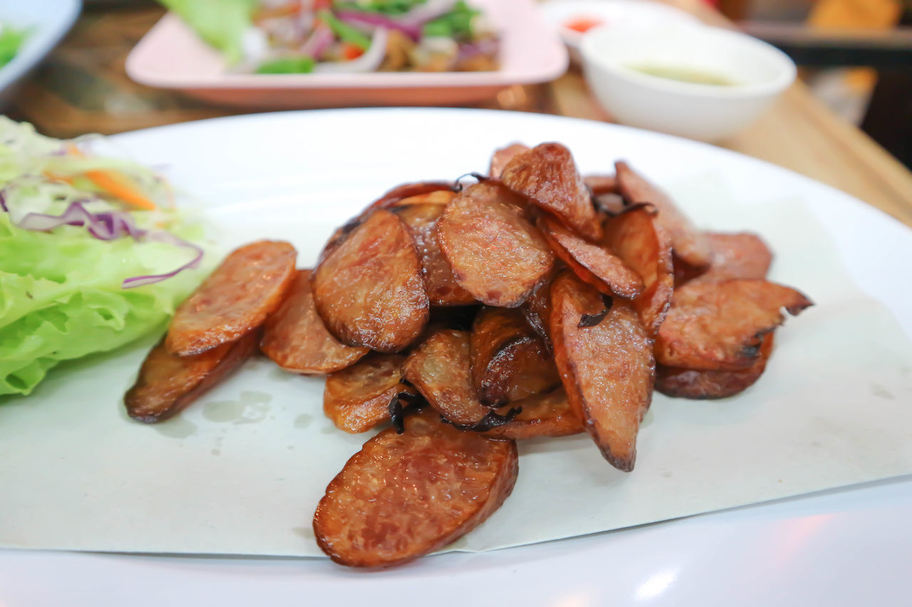 HIGH ANGLE VIEW OF FOOD ON TABLE