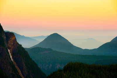 Panoramic view of mount rainier national park at sunset, washington state, usa