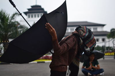 Theatrical action of pantomime in kamisan action as a form against impunity at gedung sate