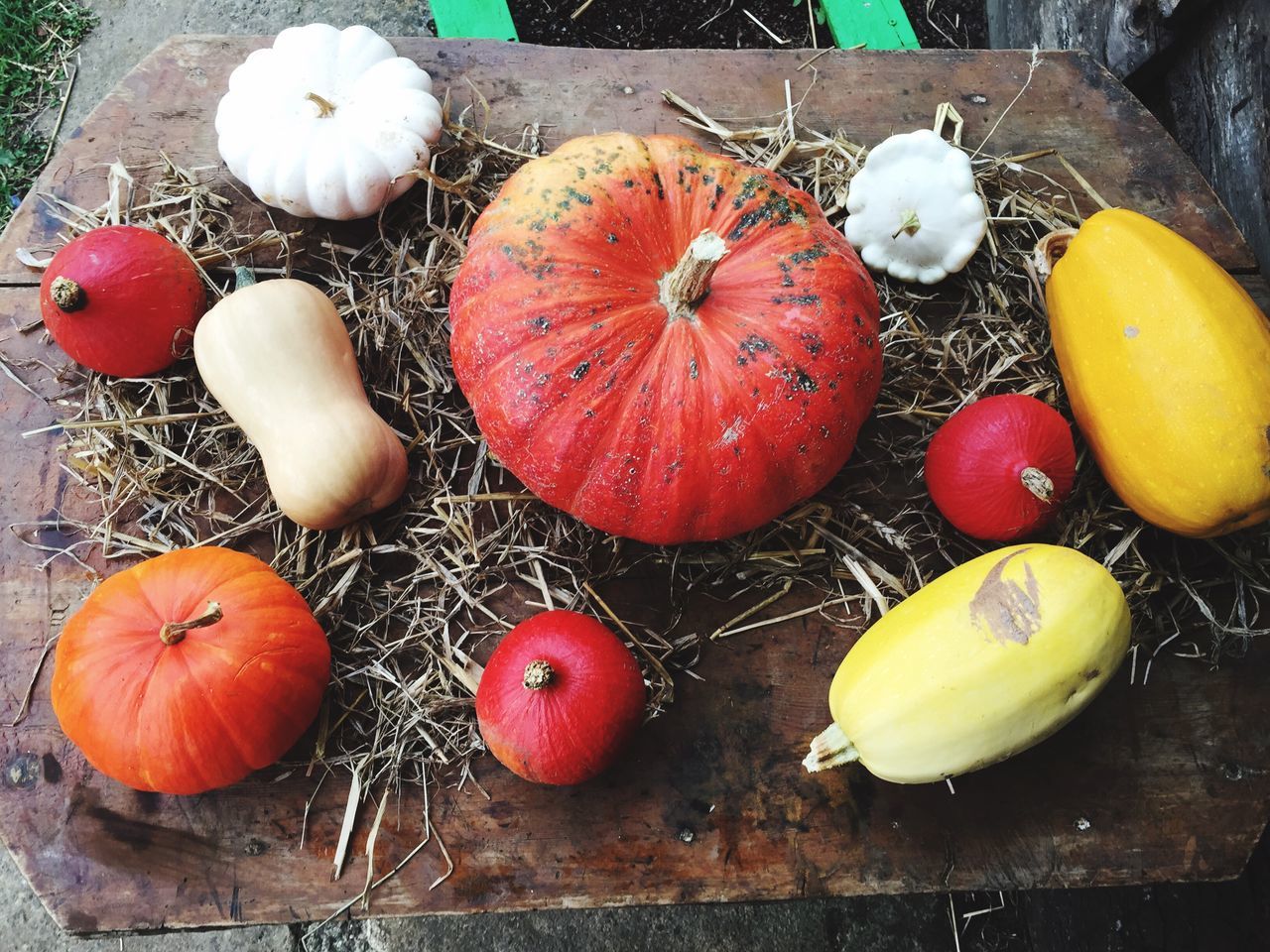 HIGH ANGLE VIEW OF VEGETABLES ON TABLE