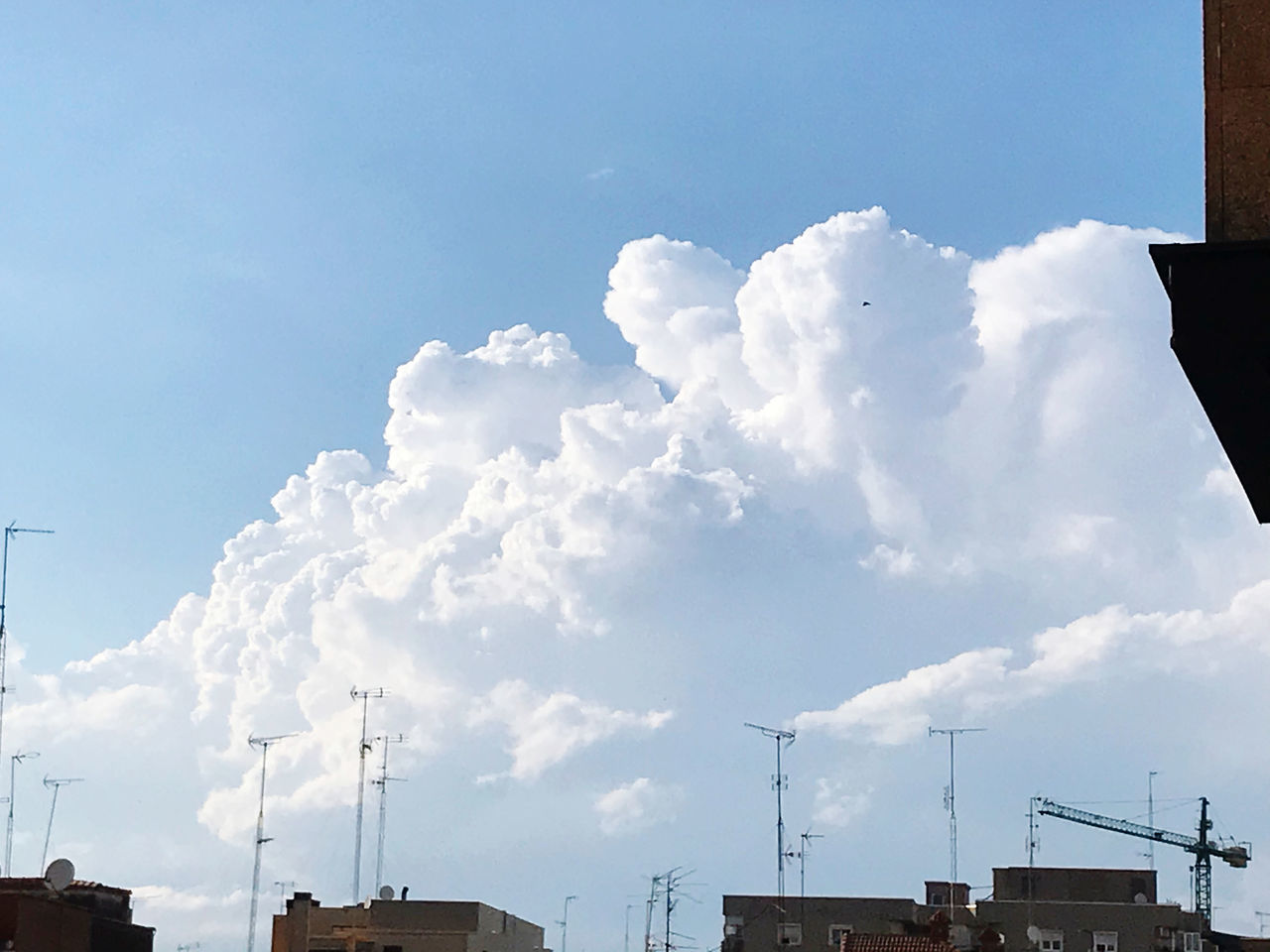 LOW ANGLE VIEW OF BUILDINGS AGAINST CLOUDY SKY