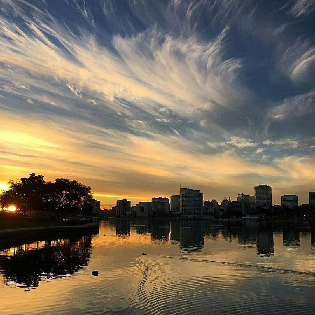 SCENIC VIEW OF RIVER BY SILHOUETTE CITY AGAINST SKY