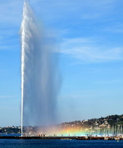 Jet d eau against sky