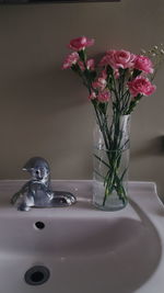 Close-up of pink flower in vase