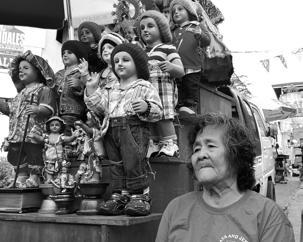 HIGH ANGLE VIEW PORTRAIT OF FRIENDS AT MARKET