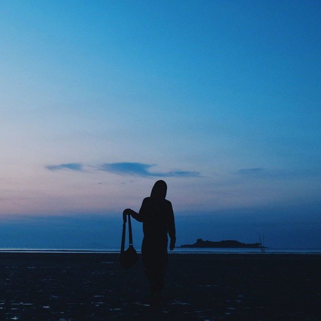 sea, horizon over water, water, beach, standing, sky, tranquil scene, tranquility, rear view, scenics, silhouette, shore, lifestyles, beauty in nature, leisure activity, nature, idyllic, men