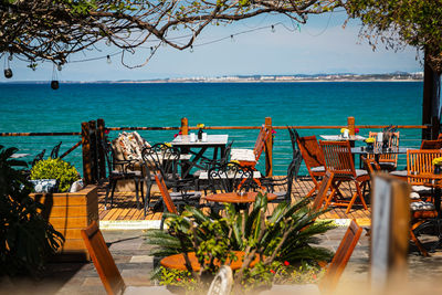 The concept of a measured rest on the seashore. the perfect place for a date. restaurant 