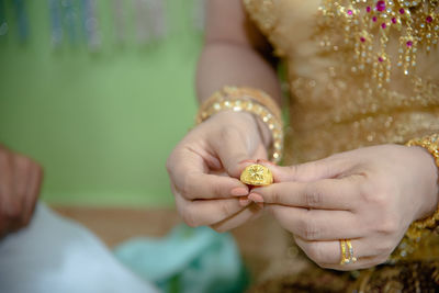 Close-up of woman hand holding leaf