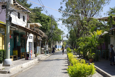 Small town of el tunco known for its surf beach, with stores and restaurants in el salvador