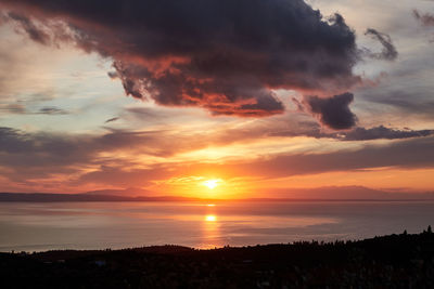 Picturesque sunset in prathenonas, sythonia with view to cassandra - halkidiki, greece