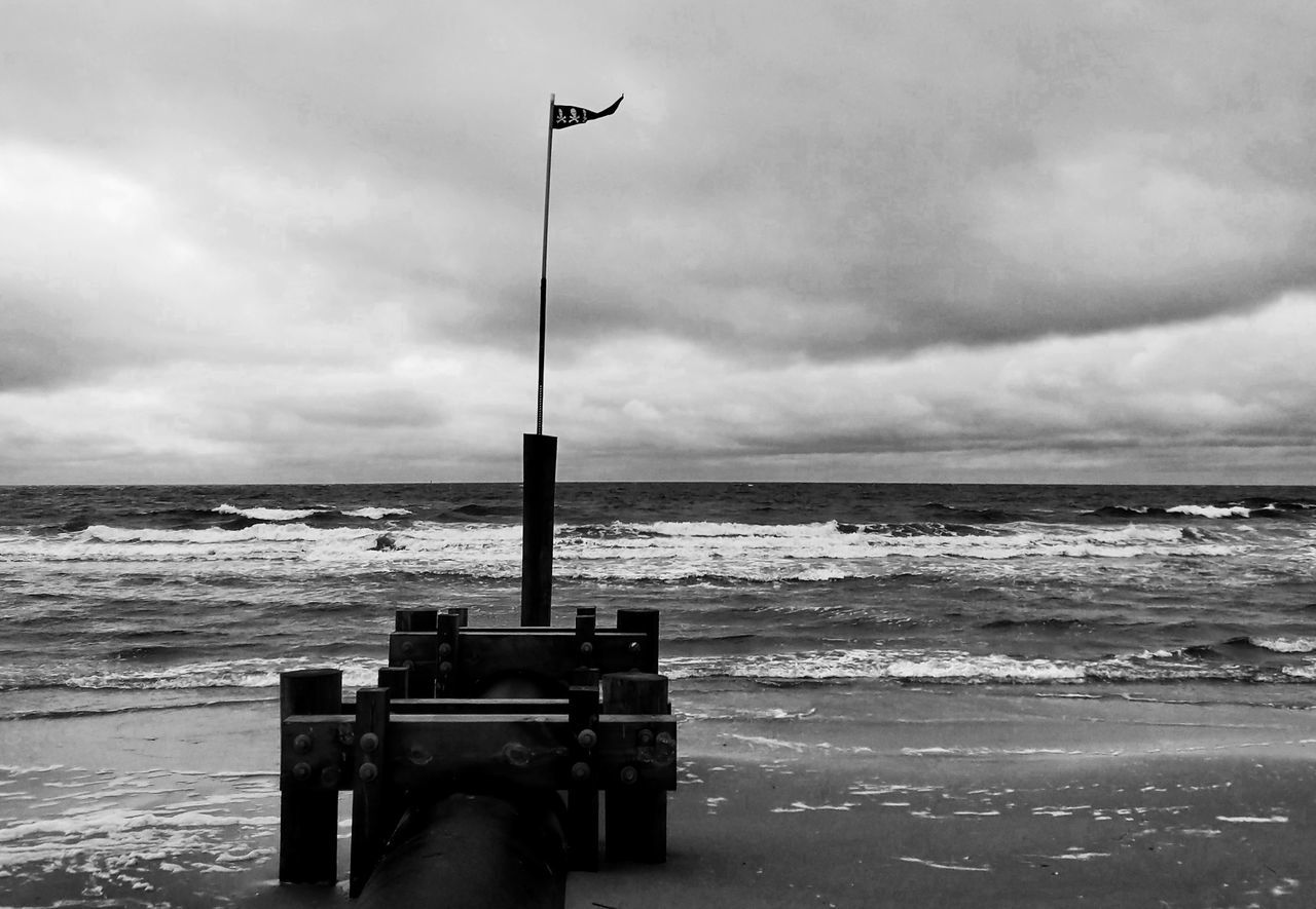 water, sky, sea, cloud - sky, horizon, horizon over water, beach, land, scenics - nature, nature, beauty in nature, one person, real people, unrecognizable person, wave, human body part, day, motion, human hand, outdoors, hand