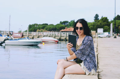 Happy business woman relaxing, working in beach at adriatic seaside. technology. summer vacation