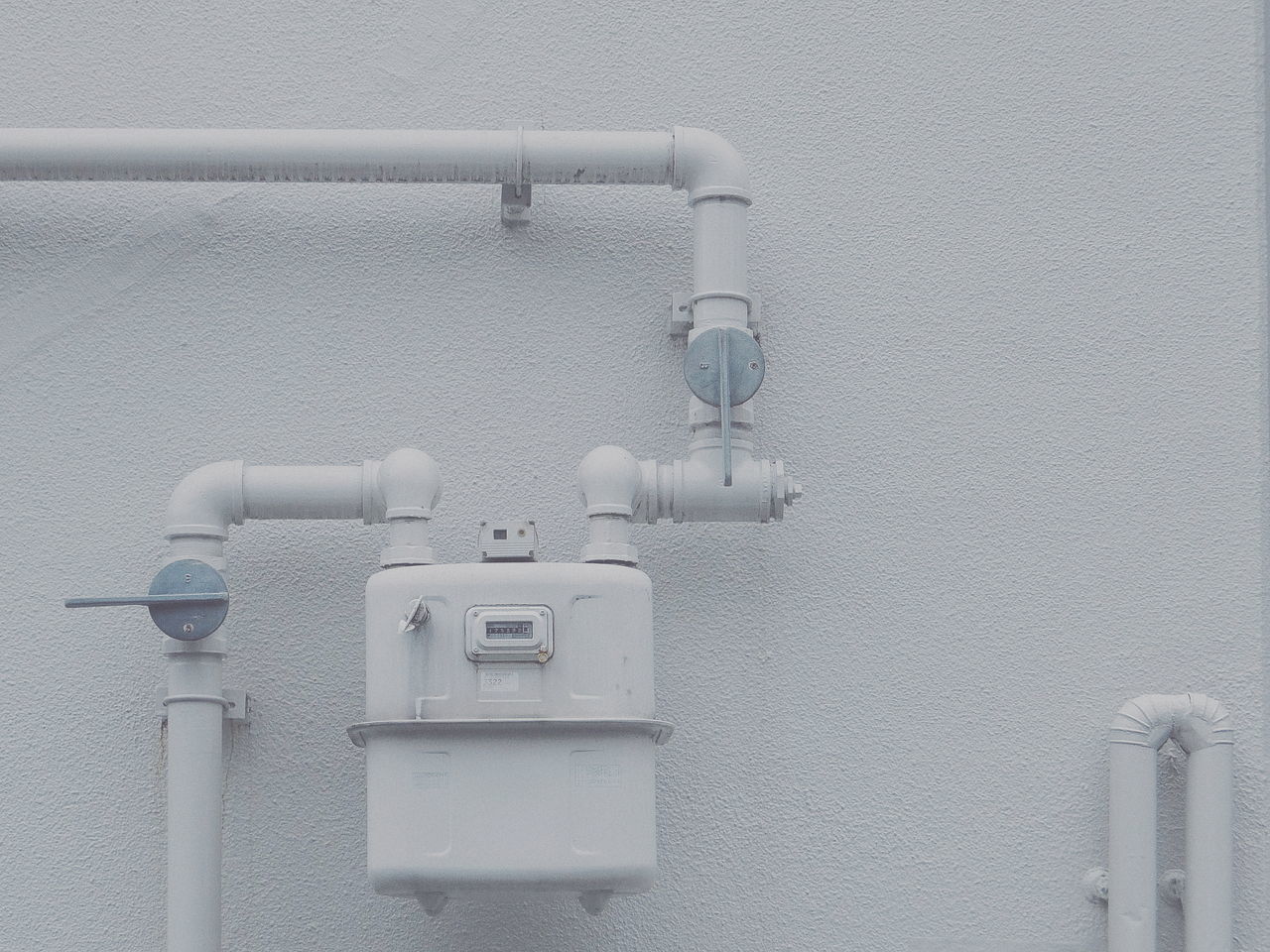 wall - building feature, pipe - tube, white color, connection, technology, indoors, no people, built structure, fuel and power generation, day, close-up, water pipe, architecture, thermostat