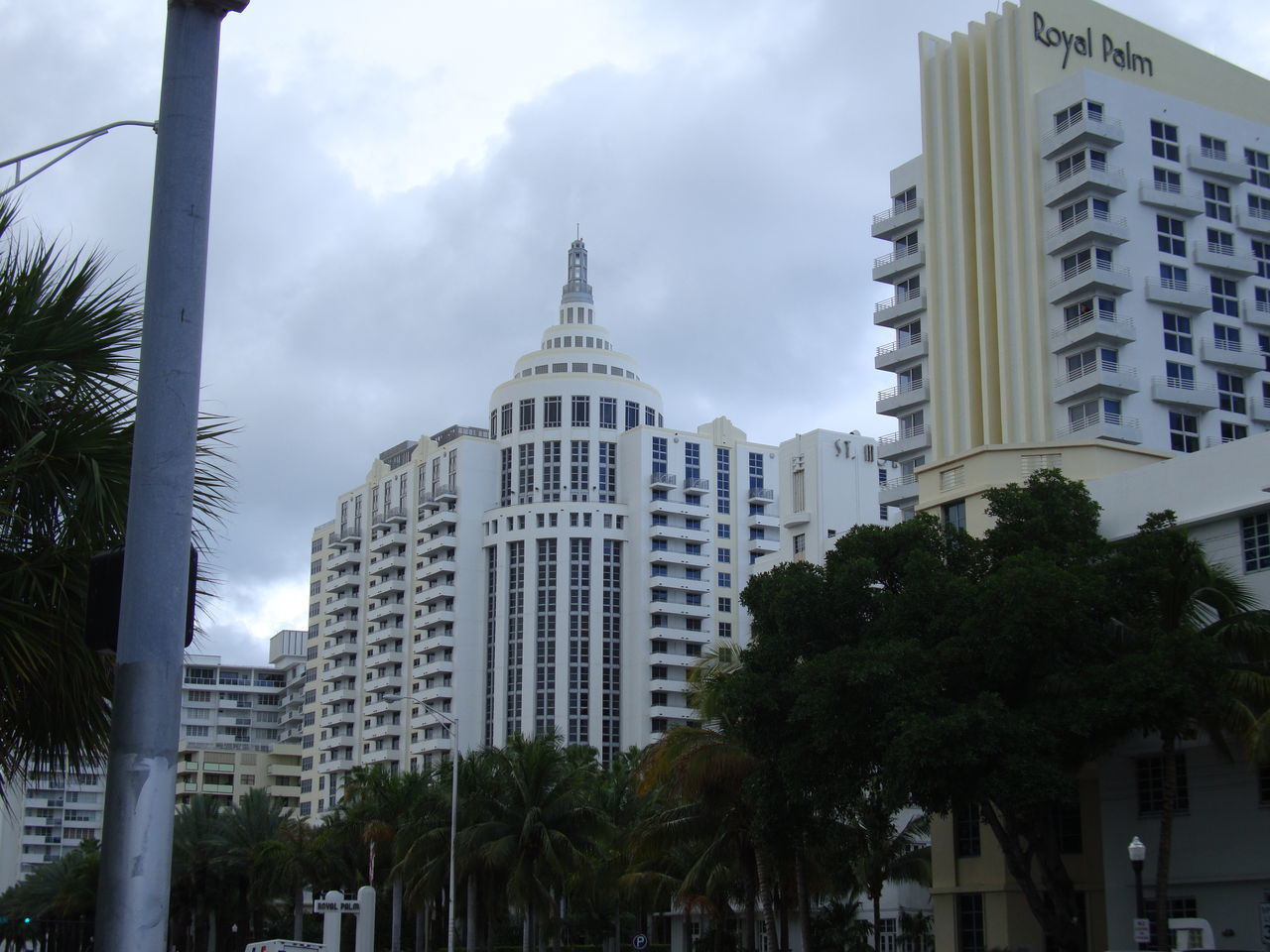 LOW ANGLE VIEW OF BUILDINGS IN CITY