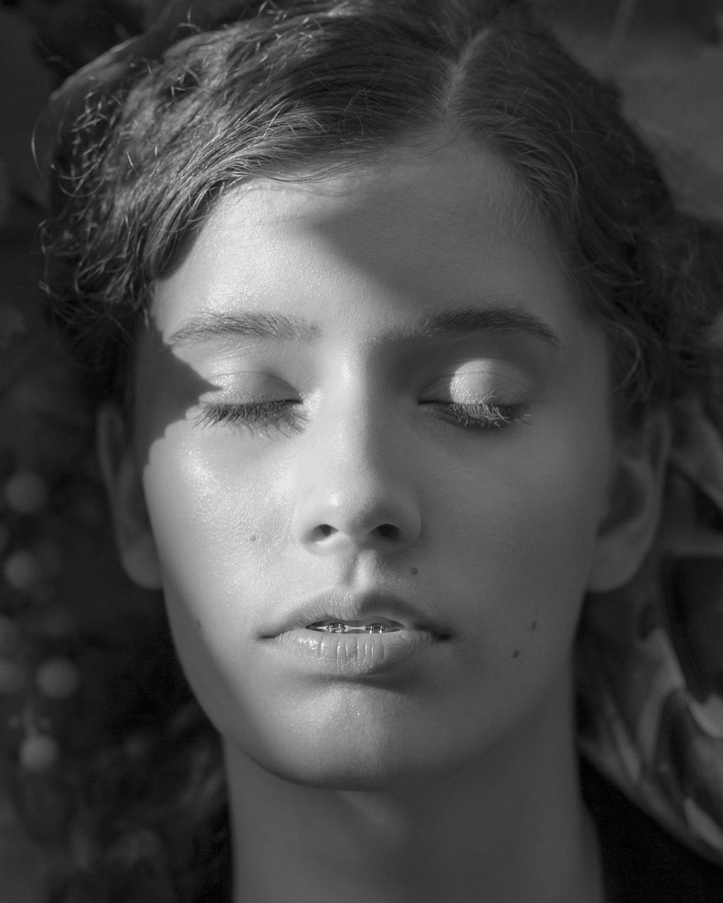 CLOSE-UP PORTRAIT OF A BEAUTIFUL YOUNG WOMAN