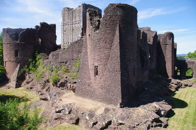 Old ruin building against sky