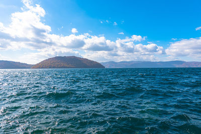 Lake towada utumn foliage scenery. towada-hachimantai national park in tohoku region. aomori, japan.