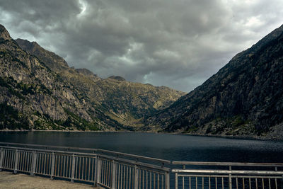 Estany de cavellers, en el interior del parque nacional de aiguestortes, en españa. 