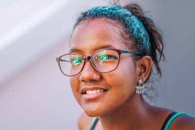 Portrait of smiling young woman wearing eyeglasses