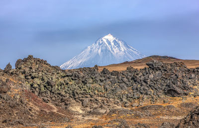 Rock deposits at the edge of an ancient volcano caldera