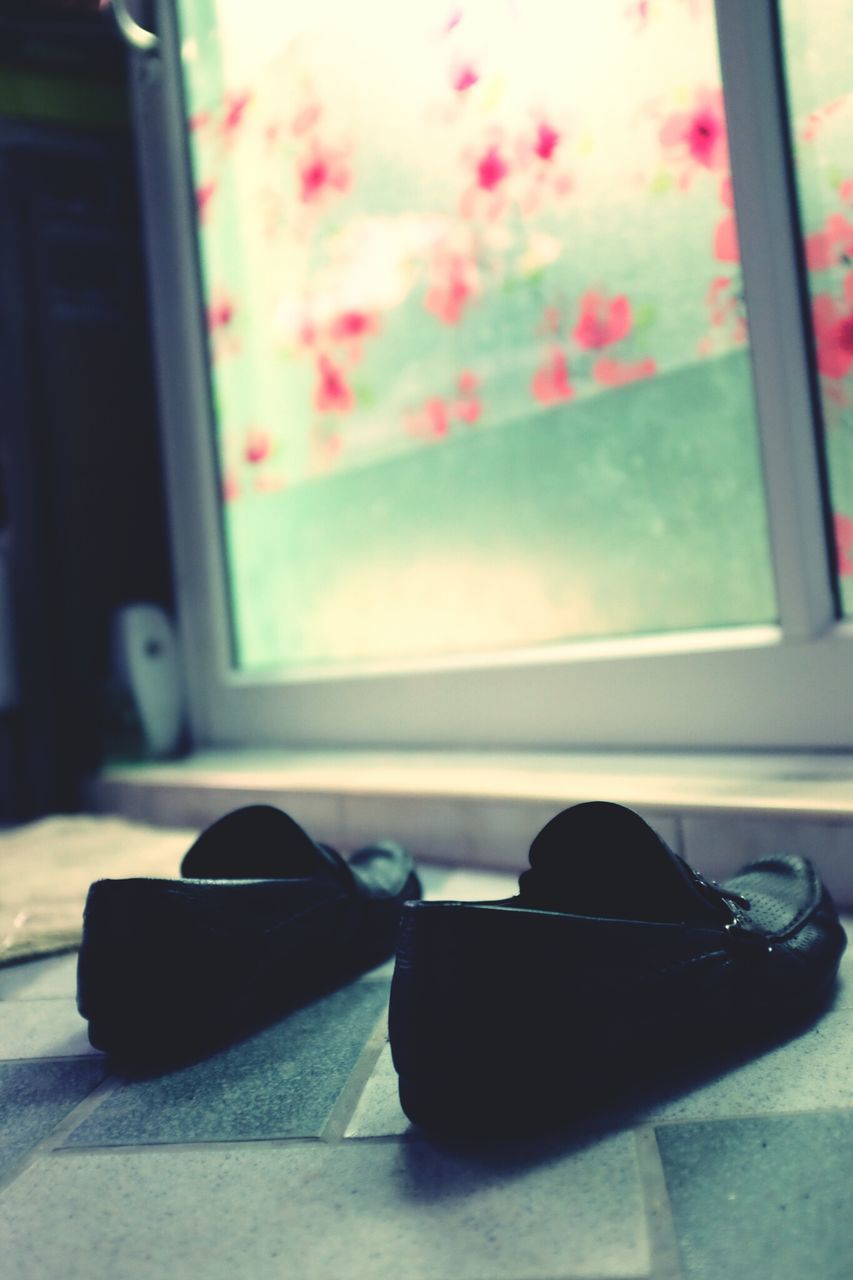 indoors, window, table, still life, glass - material, close-up, transparent, absence, focus on foreground, no people, reflection, selective focus, communication, home interior, empty, book, day, chair, glass, simplicity